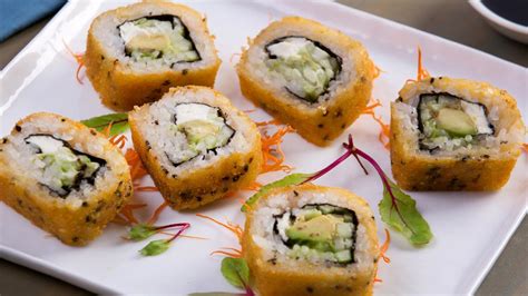 Variedad de sushi con pollo y verduras