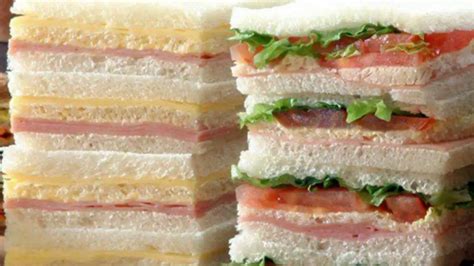 bandeja de sándwiches de miga variados