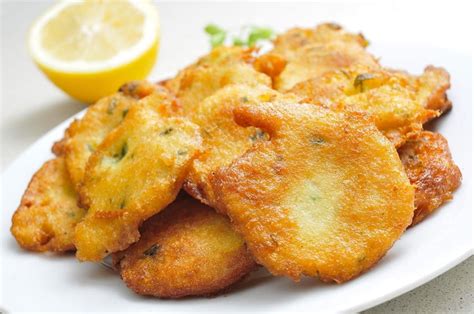 Plato de tortillitas de bacalao recién hechas