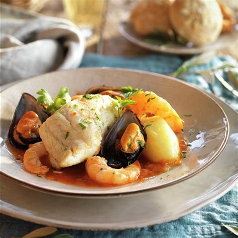 Cazuela tradicional de dorada con patatas y verduras frescas