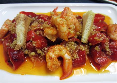 Ensalada de pimientos asados con langostinos servida en una fuente elegante