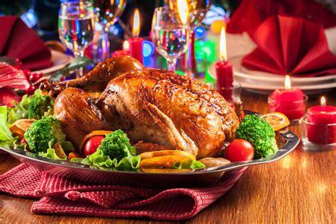 Pavo de Navidad asado y decorado sobre una mesa festiva
