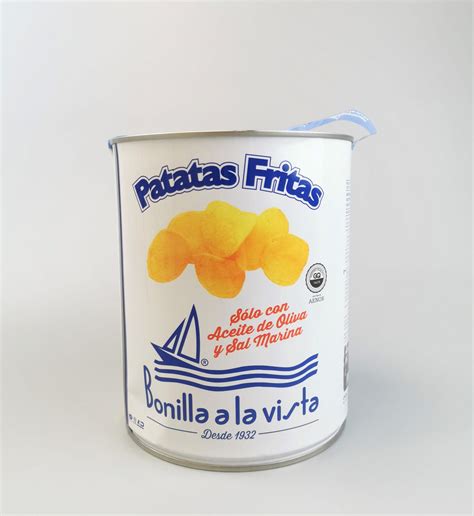 Lata de patatas Bonilla a la Vista en un entorno gourmet