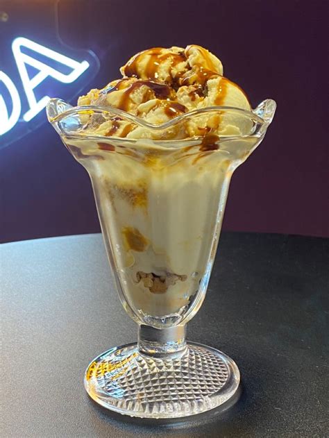 Helado artesanal de almendras servido en una copa