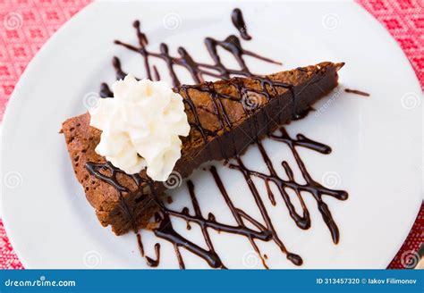 Torta de chocolate servida en plato