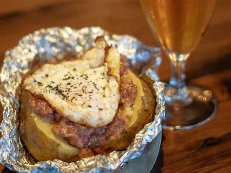 Patata asada gourmet con diversos rellenos internacionales