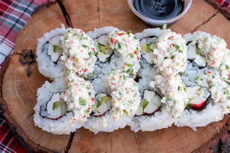 Salsa Tampico servida sobre un rollo de sushi