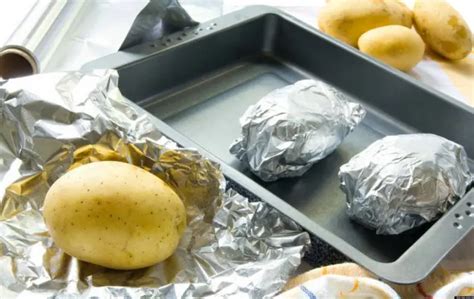papas envueltas en papel aluminio listas para la parrilla