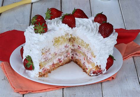 Ingredienti freschi per la torta: fragole, panna e pan di Spagna
