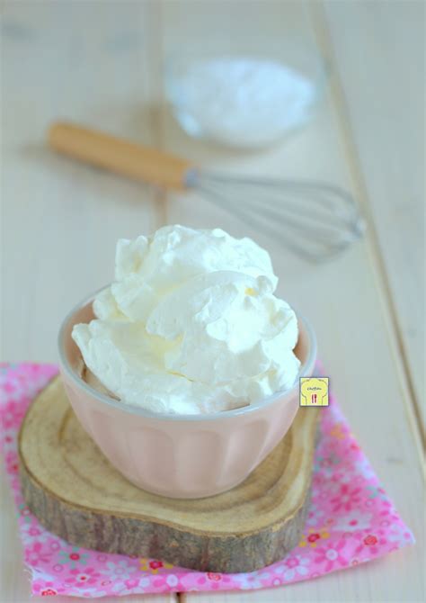 Montaggio della panna per la crema Chantilly