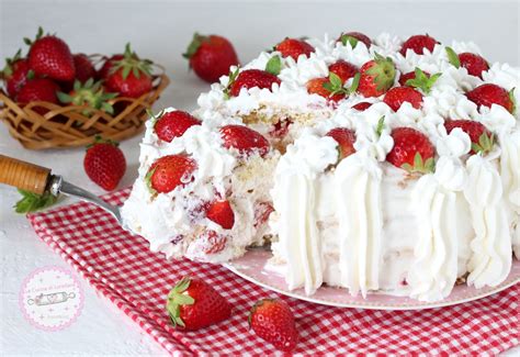 Decorazione finale della torta con fragole fresche