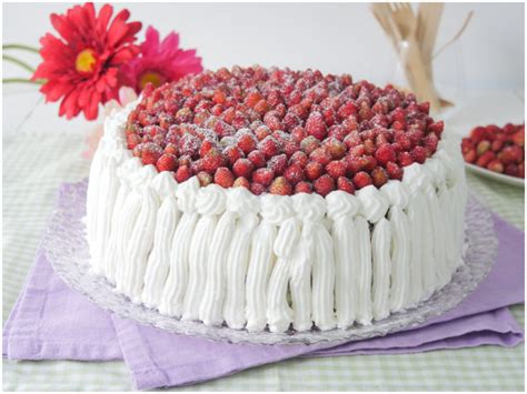 Torta a strati con panna e fragoline di bosco
