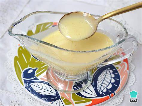 Tazón de crema inglesa servida sobre un postre