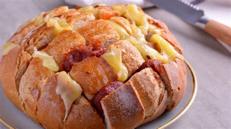 pan artesanal relleno de queso fundido y bacon crujiente