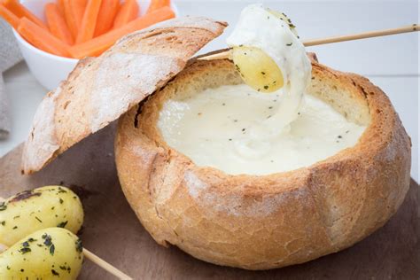 pan relleno con queso fundido saliendo del horno