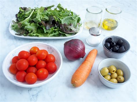 Ingredientes frescos para preparar una ensalada mediterránea de legumbres