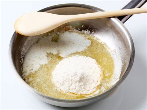 Esquema de los ingredientes básicos para tortillas: harina, manteca y agua