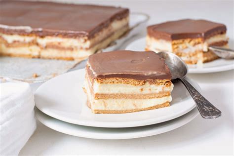 Corte de la tarta mostrando la capa de crema y la base de galleta