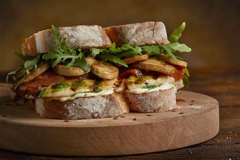 Sándwich gourmet de pollo y champiñones con queso fundido