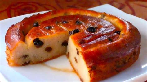 Torta de pan casera recién horneada con un toque de caramelo