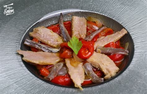 Detalle del montaje en capas de la ensalada con ventresca y pimientos