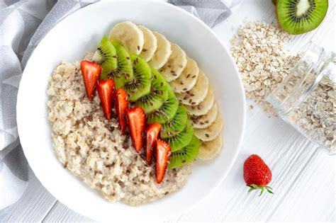 Crepes de avena saludables servidos con frutas frescas