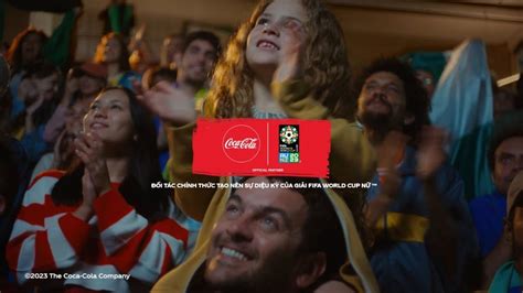Jóvenes cantando en una colina para el anuncio de Coca-Cola Hilltop