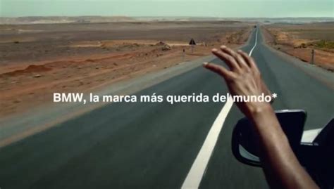 Mano asomando por la ventanilla de un coche en el anuncio de BMW 