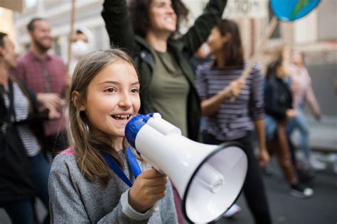 Niñas y mujeres jóvenes participando en el experimento del anuncio 