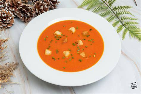 Sopa de tomate tradicional servida en plato de barro