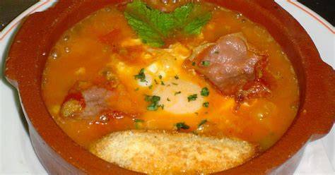 Sopa de tomate terminada con huevo cuajado y hierbabuena