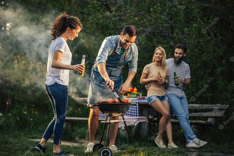 Preparación de una barbacoa al aire libre con amigos