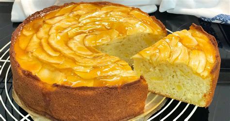 Corte de tarta de manzana con capas de bizcocho y flan