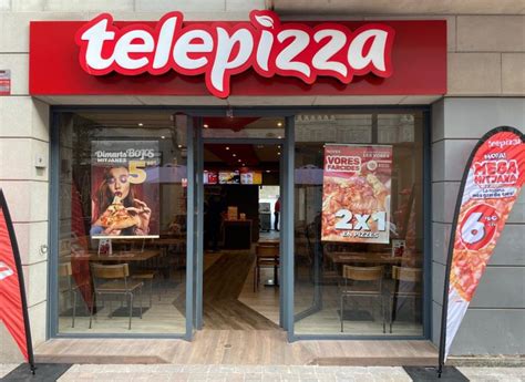 Interior de un restaurante Telepizza con clientes esperando