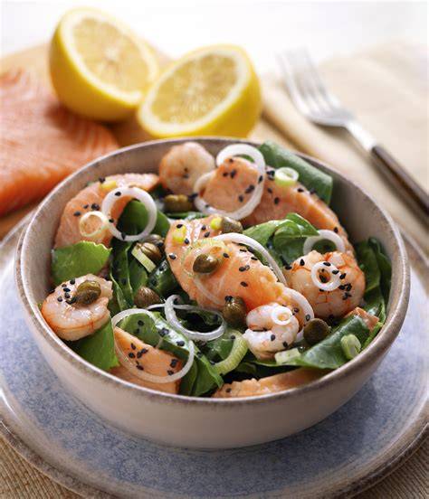 Salade Marinière servida con salmón y gambas