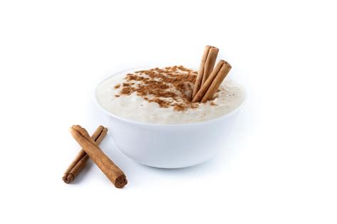 Tazón de arroz con leche frío decorado con canela
