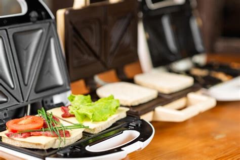 variedad de sándwiches preparados en sandwichera