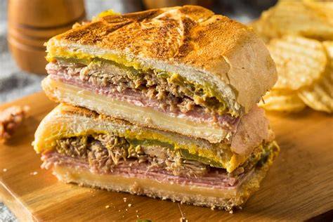 sándwich cubano caliente recién salido de la prensa