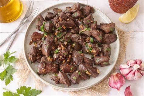 Hígado al ajillo con pimentón preparado en un plato