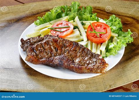 Plato de carne asada con guarnición