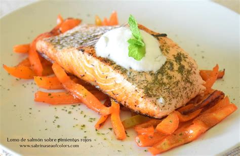 Lomo de salmón fresco sobre una plancha caliente
