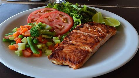 Salmón a la plancha servido con guarnición de verduras