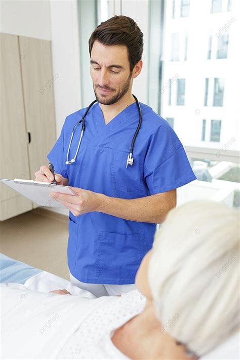 médico jubilado revisando documentación
