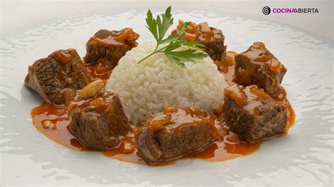 plato de arroz casero con carne guisada y verduras