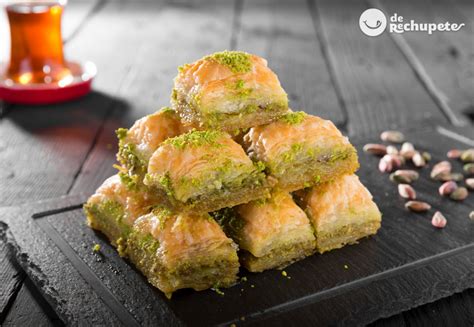 Plato de postre baklava elaborado con masa filo crujiente