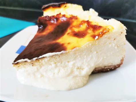 Tarta de queso cremosa en porción