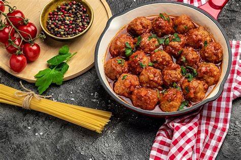Ingredientes frescos para preparar albóndigas en casa