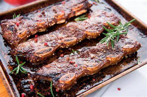 Corte de asado de tira crudo sobre una tabla de madera