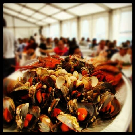 Carpa de la Festa do Marisco con diferentes mariscos