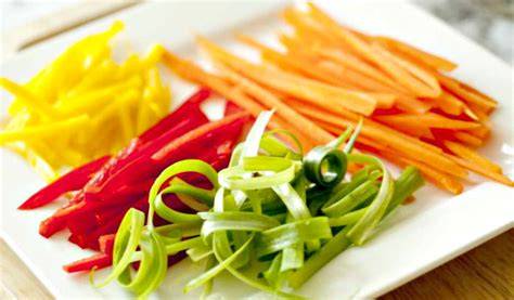 corte juliana de verduras frescas para sopa